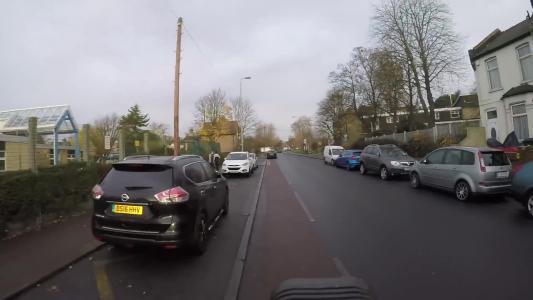 Black Nissan X-trail (DS16HHV)