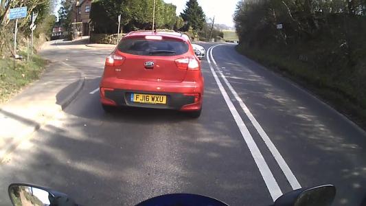 Red Kia Rio (FJ16WXU)