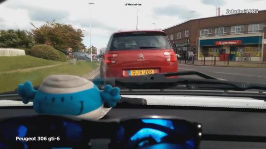 Red Citroen C4 grand picasso (GL15UXR)