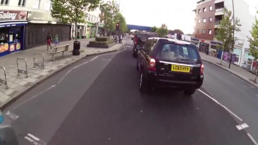 Black Land rover Freelander (LC63HTV)