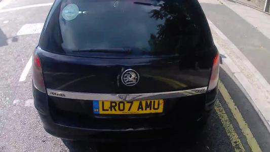 Black Vauxhall Astra (LR07AMU)