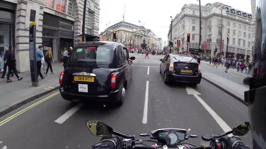 Black London taxis int Tx4 (LS64HTT)