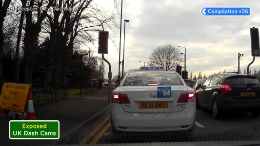 Silver Toyota Avensis (MK10UWU)