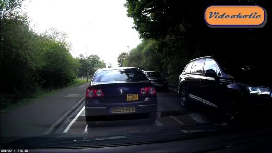 Blue Volkswagen Passat (RE59HCU)