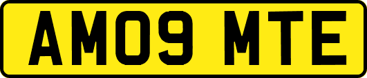 AM09MTE