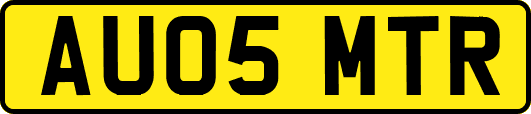 AU05MTR