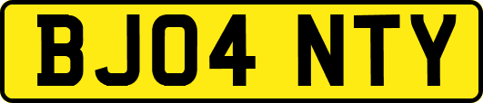 BJ04NTY