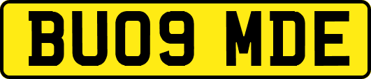 BU09MDE