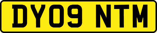 DY09NTM