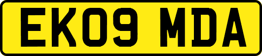 EK09MDA