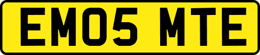 EM05MTE
