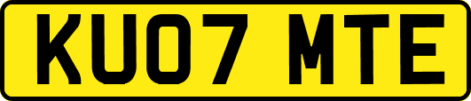 KU07MTE