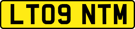 LT09NTM