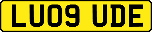 LU09UDE