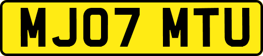 MJ07MTU