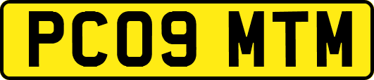 PC09MTM