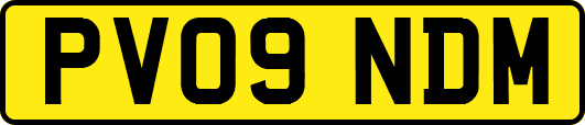 PV09NDM