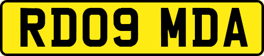 RD09MDA