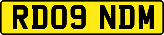 RD09NDM