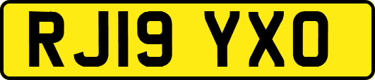 RJ19YXO