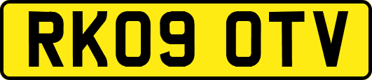 RK09OTV
