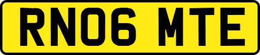 RN06MTE