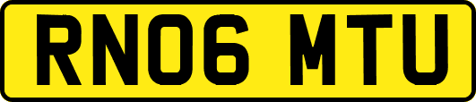 RN06MTU