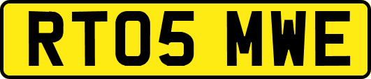 RT05MWE