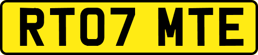 RT07MTE