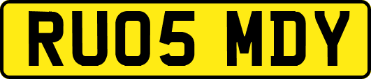 RU05MDY