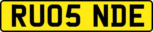 RU05NDE