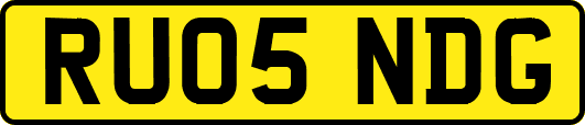 RU05NDG