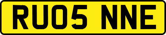 RU05NNE