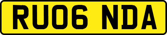 RU06NDA