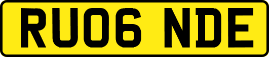 RU06NDE