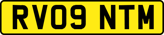 RV09NTM