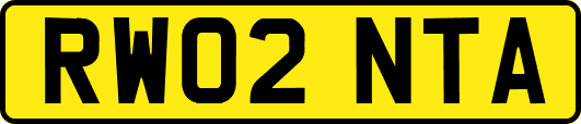 RW02NTA