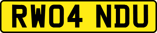 RW04NDU