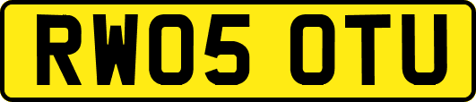 RW05OTU
