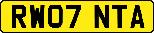RW07NTA