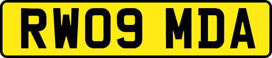 RW09MDA