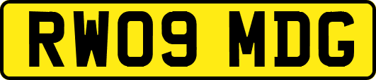 RW09MDG