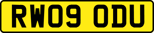 RW09ODU