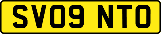 SV09NTO