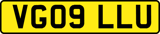 VG09LLU