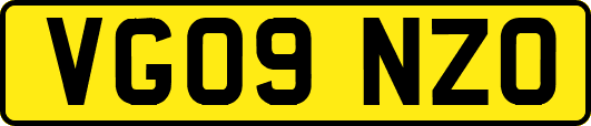 VG09NZO