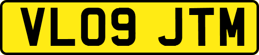 VL09JTM