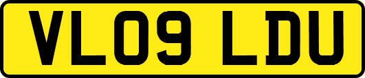 VL09LDU