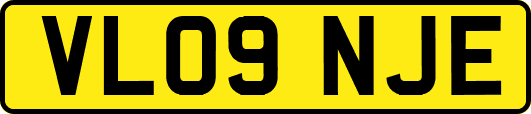 VL09NJE