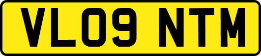 VL09NTM